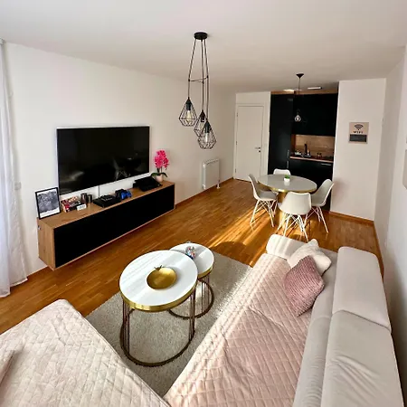 Hera With Private Garage Apartamento *